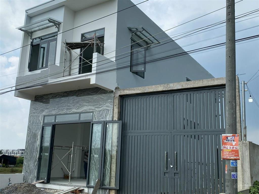Giáp cầu lớn hóc môn 2.207m2 cây lâu năm và 1 căn nhà với 100m2 thổ mặt tiền đường 15m giá 9,5 tỷ