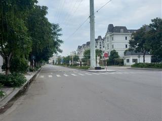 Em bán biệt thự ql 32  diện tích 291m2, 3 mặt thoáng  cách 100m ra đường 32