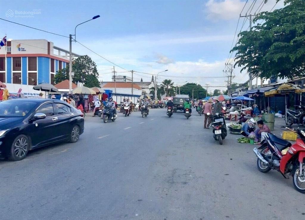361,5m2 thổ gần kcn nhựt chánh cách đt832 chỉ 200m. (không mồ mả, không bị quy hoạch)