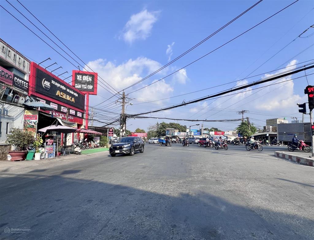 Mặt tiền nhựa 8m, gần đường tỉnh 816  cách khu du lịch happyland chỉ 1,5km. (không mồ mả, ko qh)