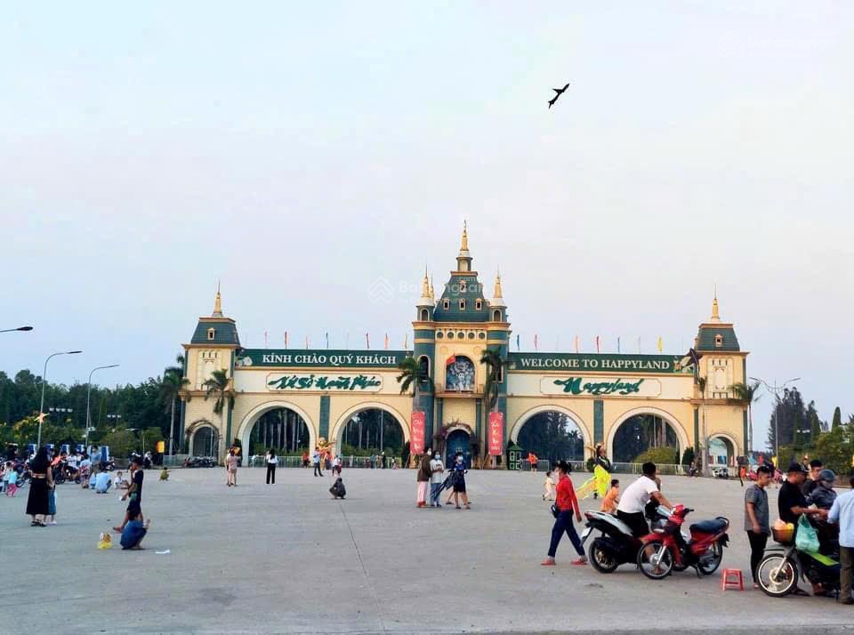 Mặt tiền nhựa 8m, gần đường tỉnh 816  cách khu du lịch happyland chỉ 1,5km. (không mồ mả, ko qh)