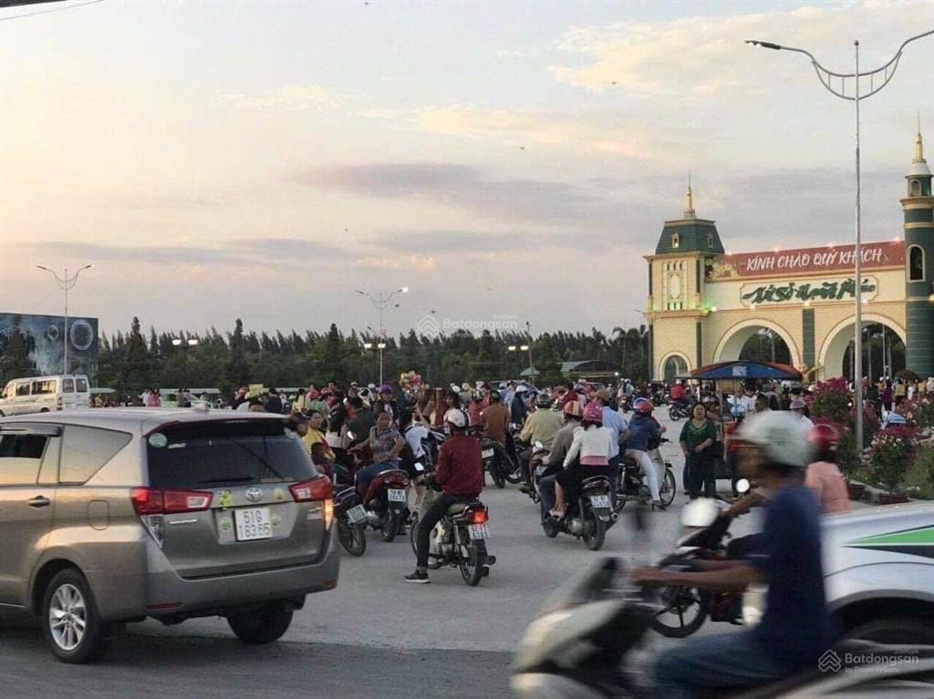 Mặt tiền nhựa 8m, gần đường tỉnh 816  cách khu du lịch happyland chỉ 1,5km. (không mồ mả, ko qh)