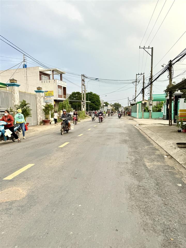 Gần ql1, cách nhựa mỹ yên chỉ 90m  cách chợ bình chánh 4km  ko bị qh (sổ sẵn)