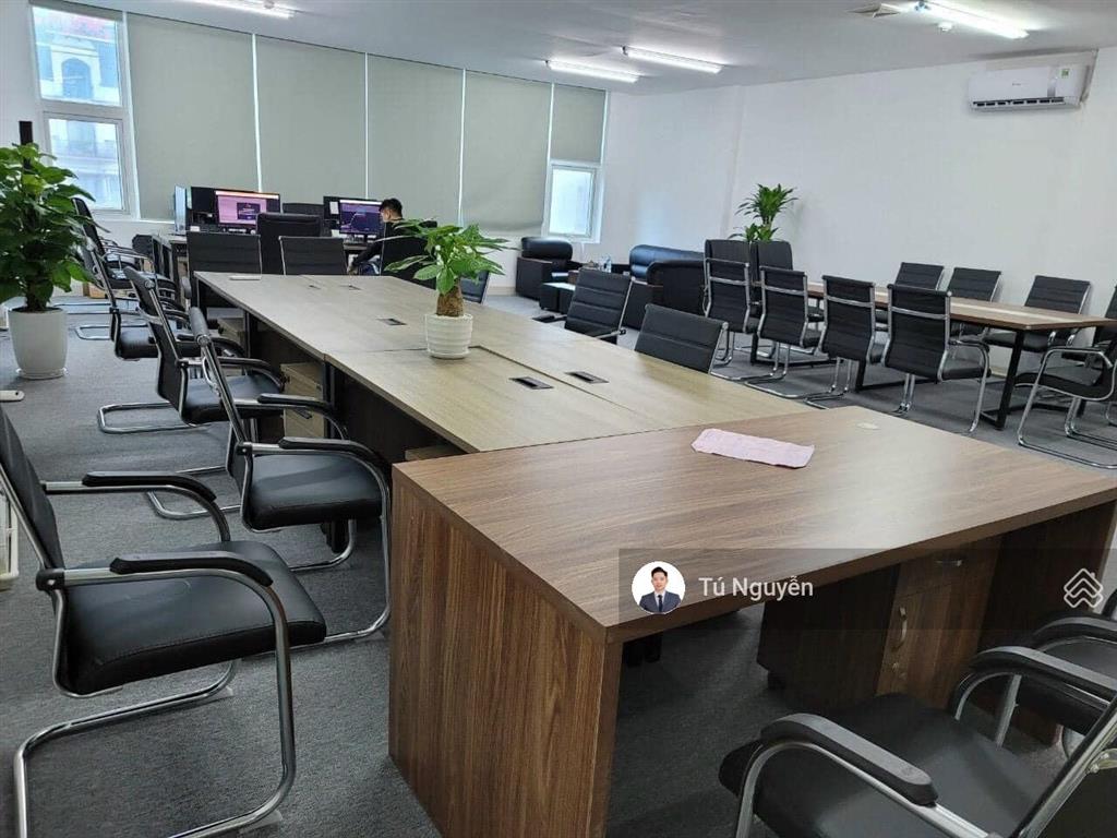 Bql cho thuê văn phòng cic tower  trung kính. dt 300m2 sẵn nội thất có thể cắt từ 145m vào luôn