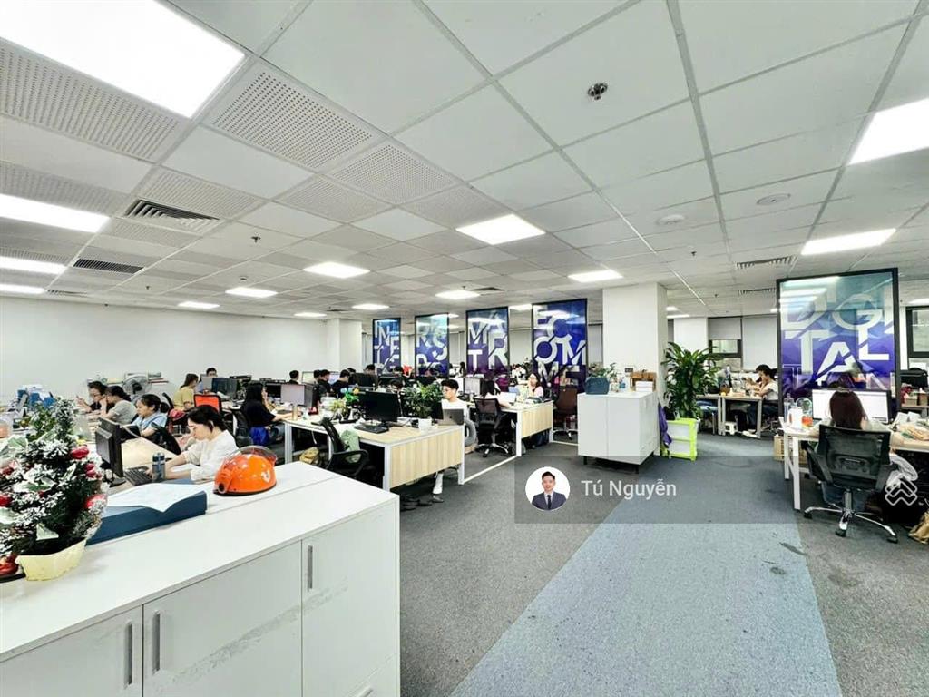 Bql cho thuê văn phòng cic tower  trung kính. dt 300m2 sẵn nội thất có thể cắt từ 145m vào luôn