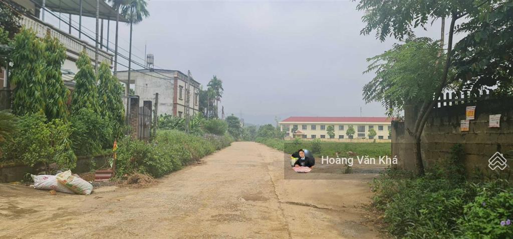 Bán gấp 375m2 thích hợp làm nhà hàng hoặc kho xưởng đường trước nhà 10m đối diện sân bóng