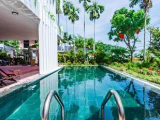 Bán gấp khách sạn dạng villa sân vườn mặt tiền sông
