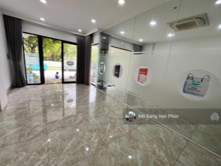 Cho thuê tầng trệt 7x20m vạn phúc. ngăn sẵn 2 phòng, máy lạnh, hầm xe miễn phí. giá thuê 18tr