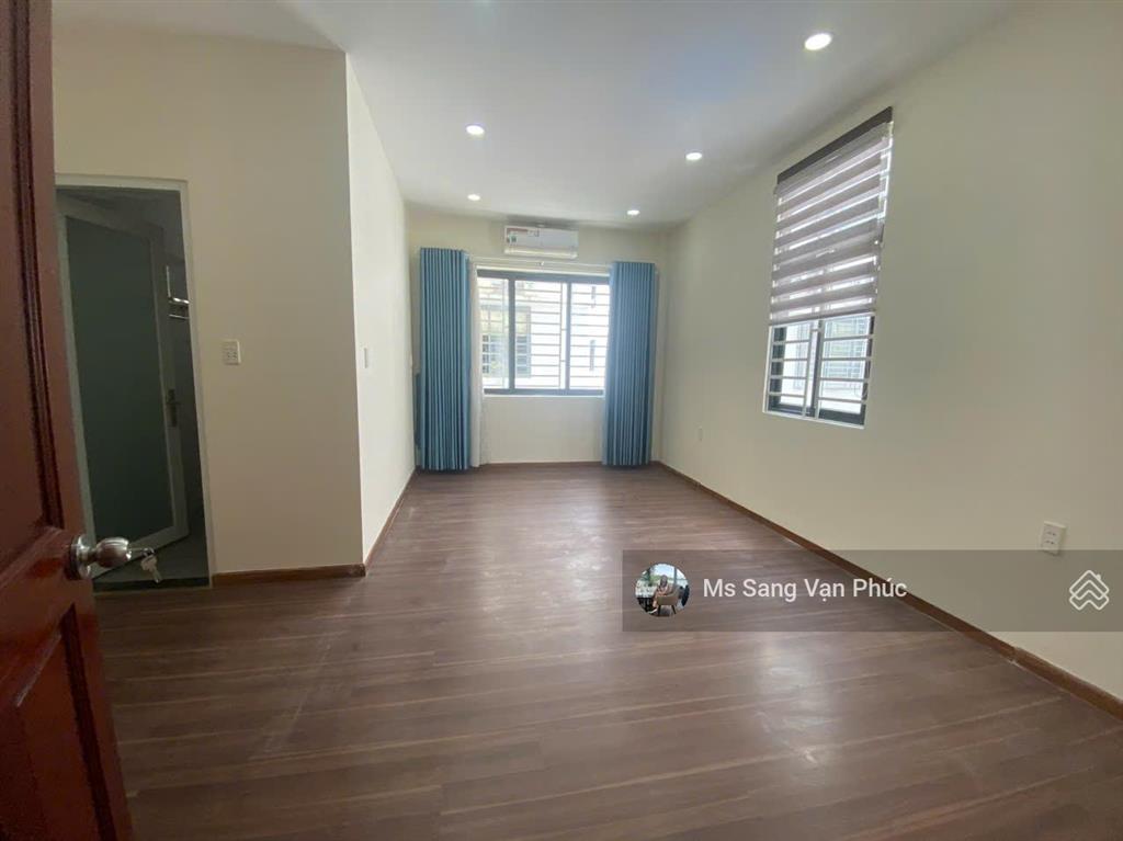Văn phòng 25m2 vạn phúc city, thang máy, máy lạnh, hầm xe, wc riêng. giá 5 triệu/tháng