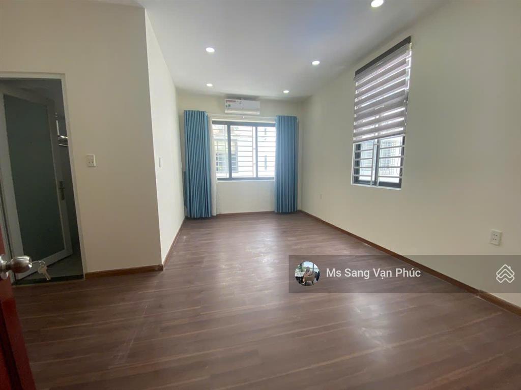 Văn phòng 25m2 vạn phúc city, thang máy, máy lạnh, hầm xe, wc riêng. giá 5 triệu/tháng