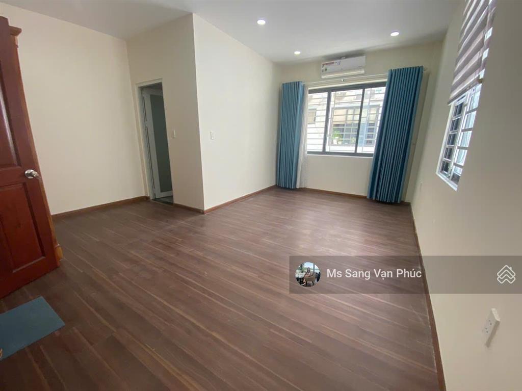 Văn phòng 25m2 vạn phúc city, thang máy, máy lạnh, hầm xe, wc riêng. giá 5 triệu/tháng