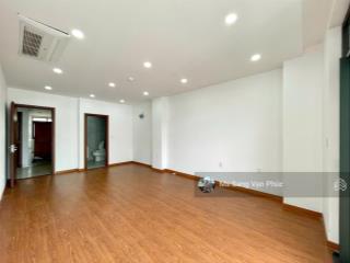 Văn phòng 35m2 vạn phúc city, ban công lớn, thang máy, máy lạnh, wc riêng, hầm xe. giá 7.5 tr
