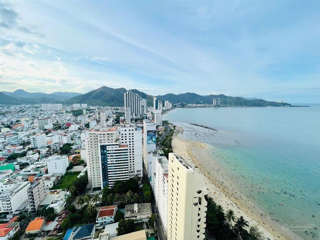 Bán căn view biển, view núi 3222 toà oc1a (tầng 32 căn 22) giá 2 tỷ 950