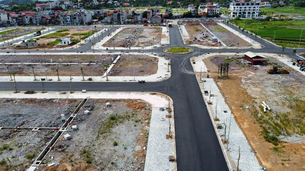Cần bán gấp mảnh đất chợ sànphương sơn, bắc giang. 90m2 5m mt view công viên, giá 2,8ty. sẵn sổ đỏ