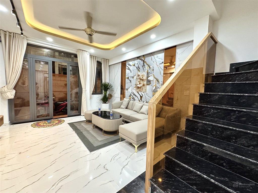 Xây mới 100%  hxh  60m2 (4.8x12.5m)  3 tầng  3pn  full nội thất  gần mt đ. ngô đức kế  8.xtỷ