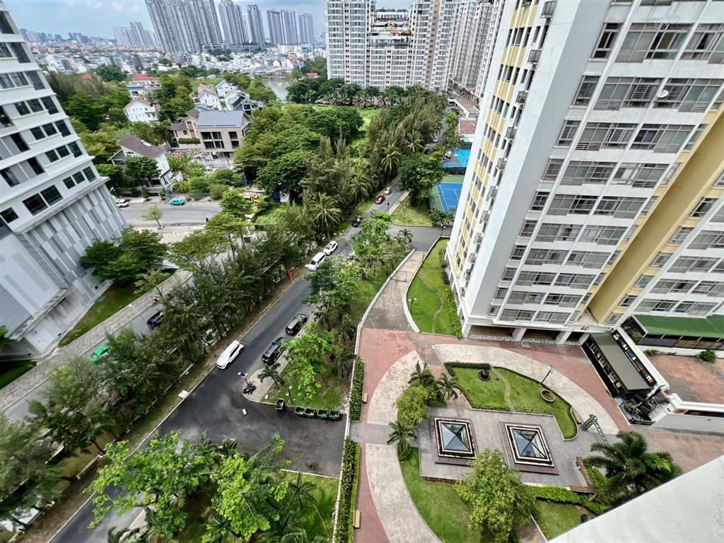 Bán gấp căn hộ sky garden ii, 5.49 tỷ, 71.4m2, 2pn, 2wc, view hồ bơi tuyệt đẹp