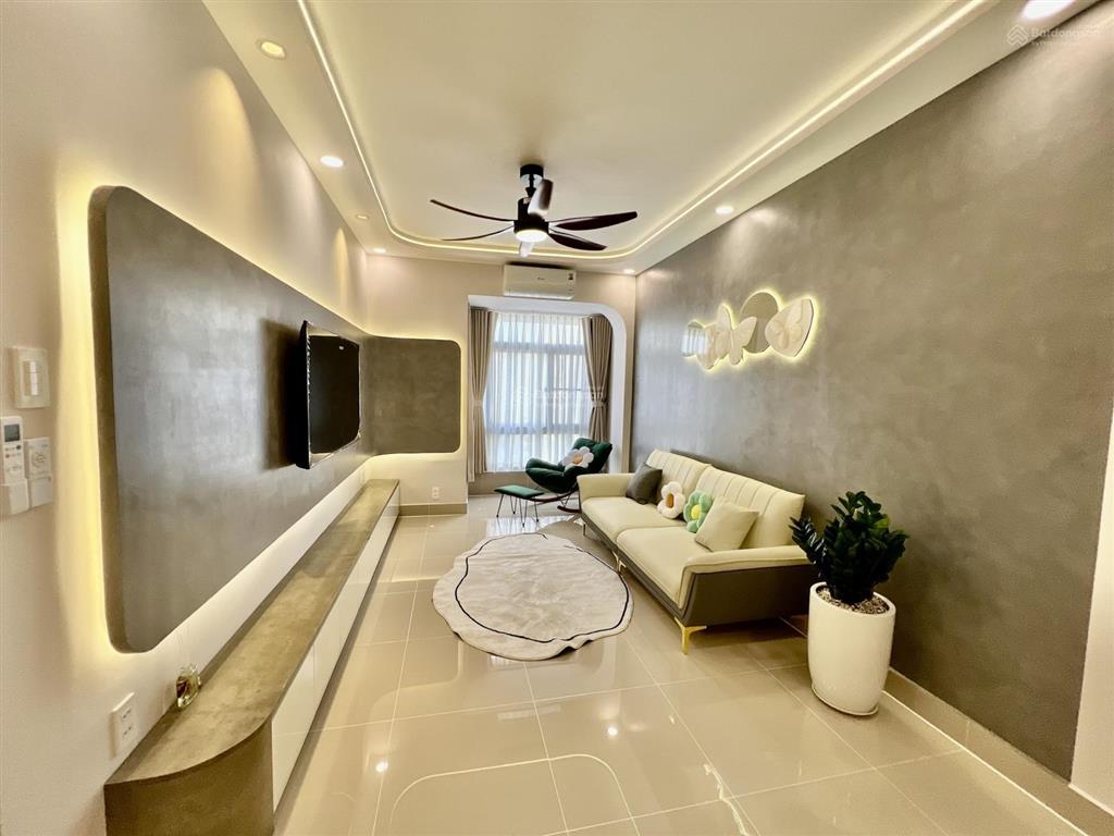 Bán gấp căn hộ sky garden ii, 5.49 tỷ, 71.4m2, 2pn, 2wc, view hồ bơi tuyệt đẹp