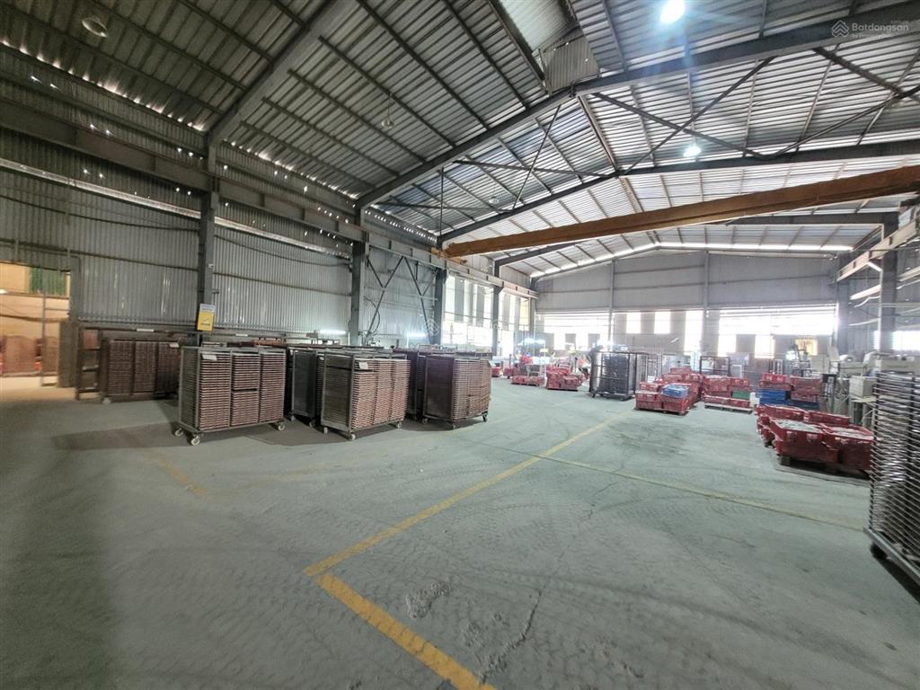 Cần cho thuê gấp 1700m2 sẵn cầu trục, xe container vào xưởng