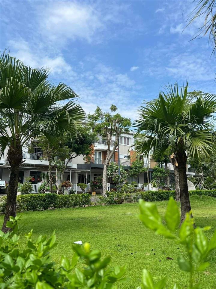 Chủ gửi căn nhà thô hướng đông nam, 75m2 giá tốt nhất khu lovera park.  em tú để xem