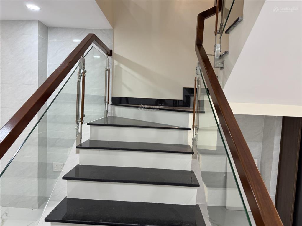 Bán nhà một xec dương thị mười dt 4x14 trệt lững hai lầu trên sân thượng giá 6tỷ  0919 147 ***