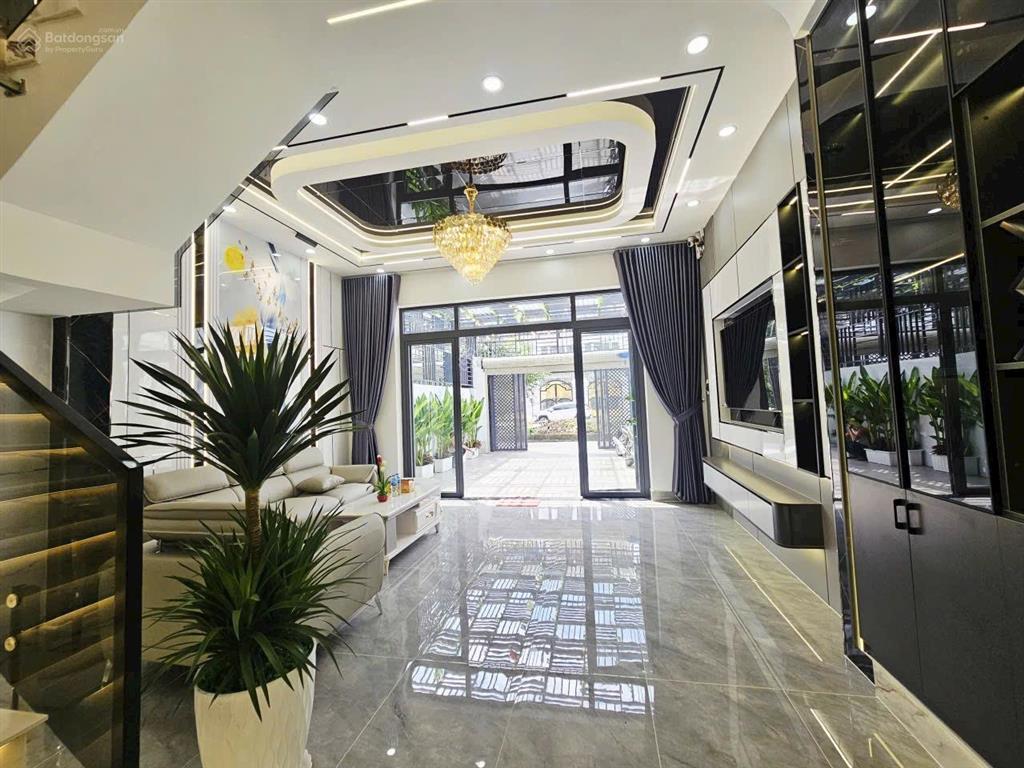 Bán nhà mặt tiền kinh doanh buôn bán thoải mái giá hơn 7 tỷ  tặng đầy đủ nội thất