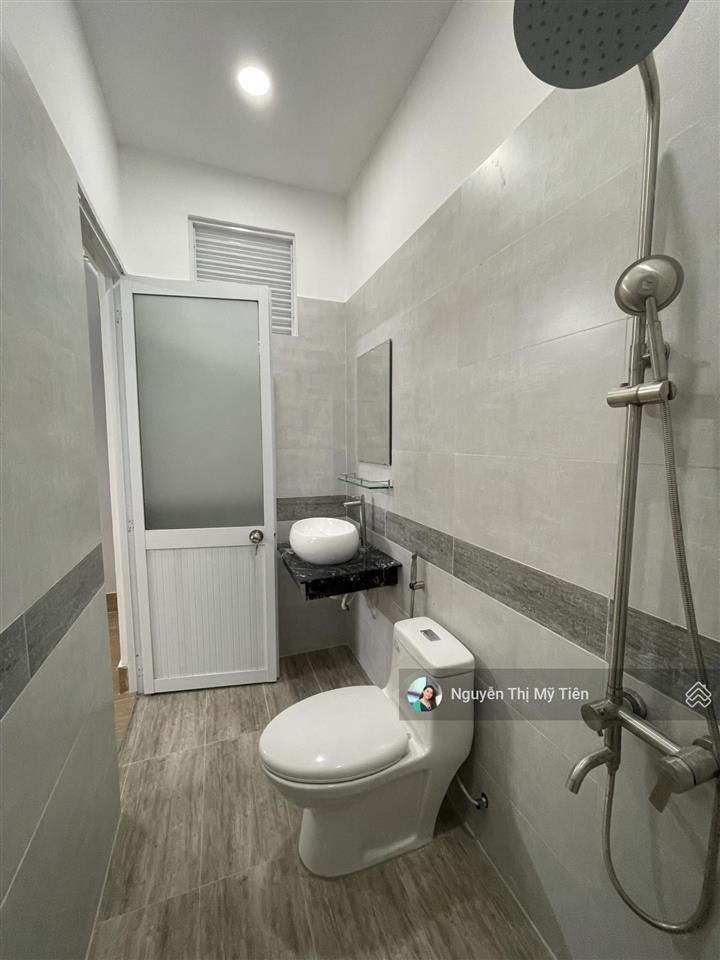 2,4 tr  thạnh xuân 40  phòng to đùng  wc riêng  có sân dài sọc như resort