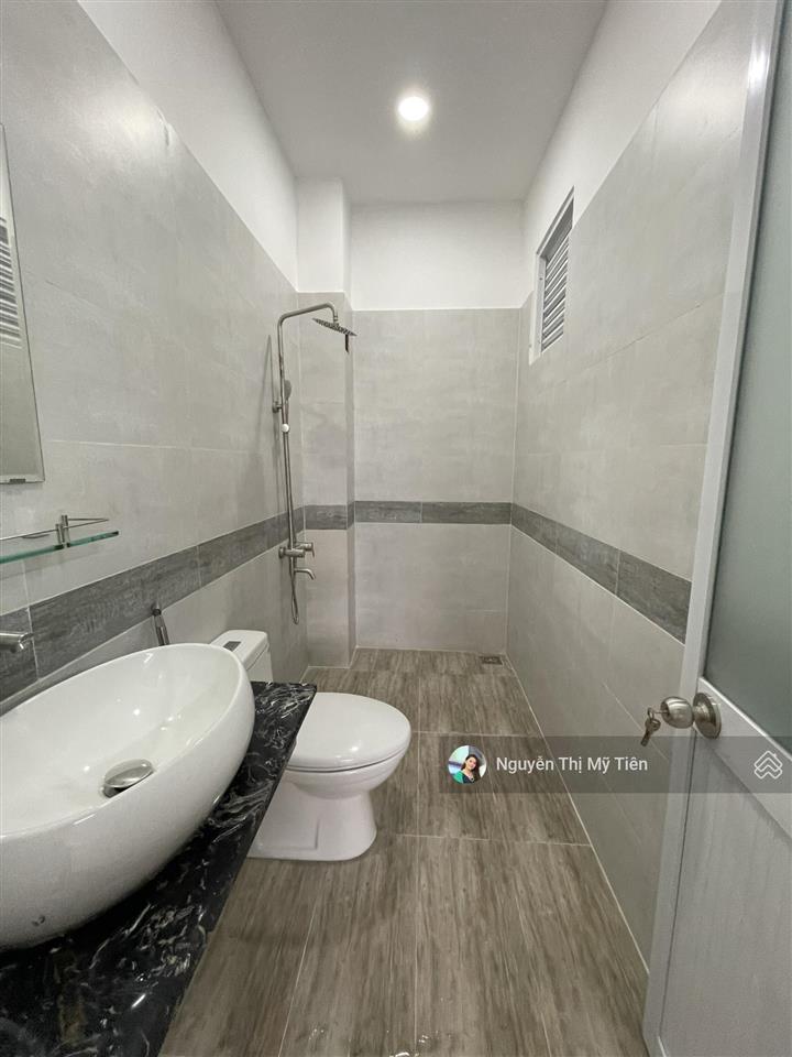 2,4 tr  thạnh xuân 40  phòng to đùng  wc riêng  có sân dài sọc như resort