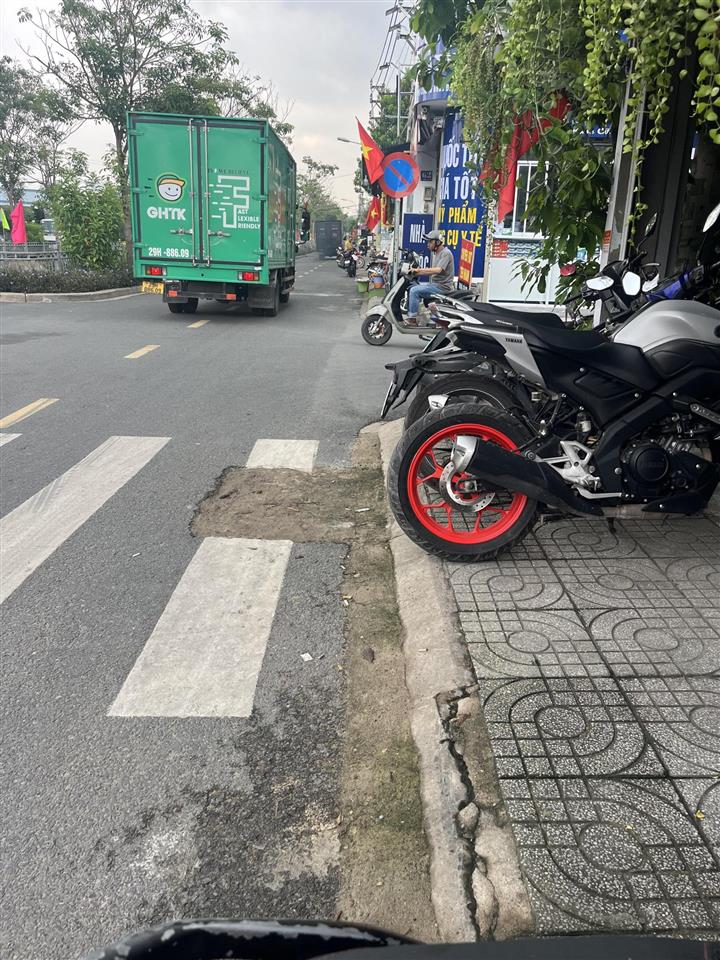 Nhà 2 mặt tiền đường 9m nhựa thông đang kinh doanh thuốc tây. cần bán