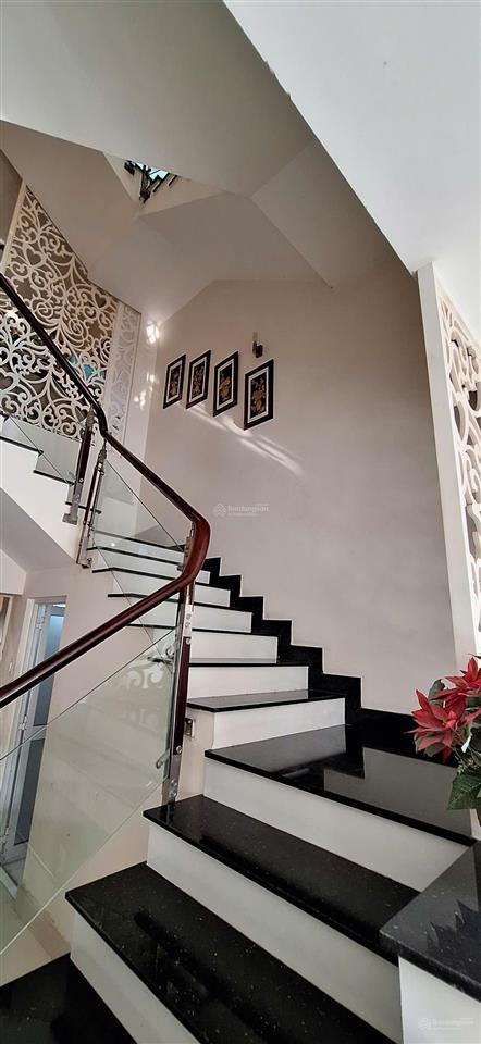 Bán nhà khu đường nguyễn hoàng phường an phú quận 2, dt 7x20m, trệt 2 lầu áp mái, sổ hồng, 30 tỷ