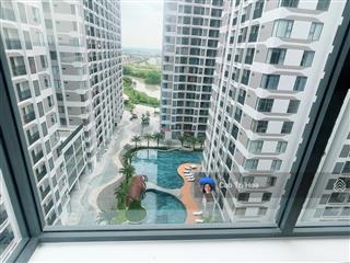 Ở đây có căn hộ lớn cần bán, góc hồ bơi. giá 4,3 tỷ. 3pn,3wc. sổ hồng sẵn. có hỗ trợ vay