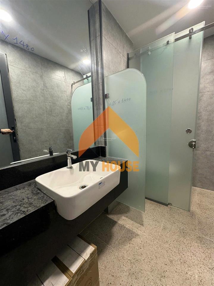 Sàn văn phòng style hiện đại ngay trần não, giá tốt