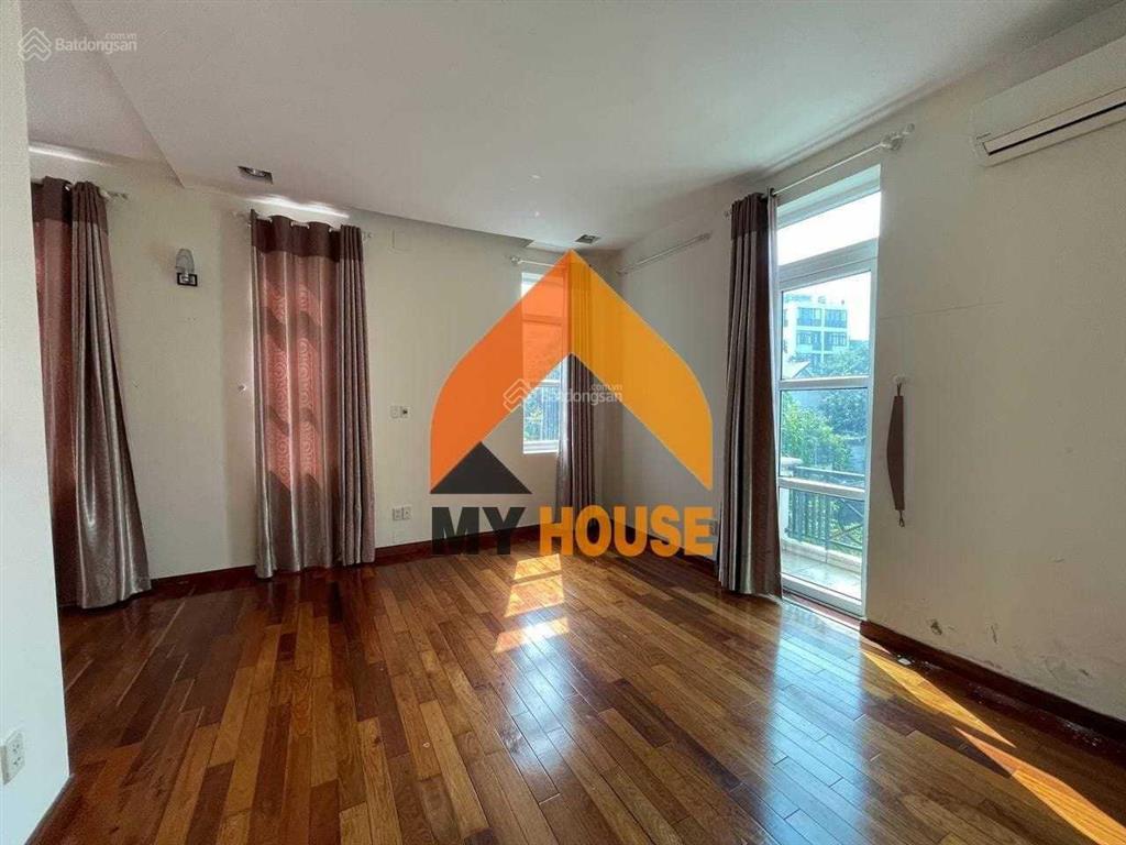 Villa xuân thuỷ xinh xỉu 250m2 sân vườn