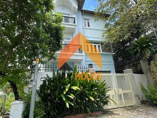 Hết hồn luôn  căn villa rẻ bất chấp mưa bão sài gòn ngay trần não q2