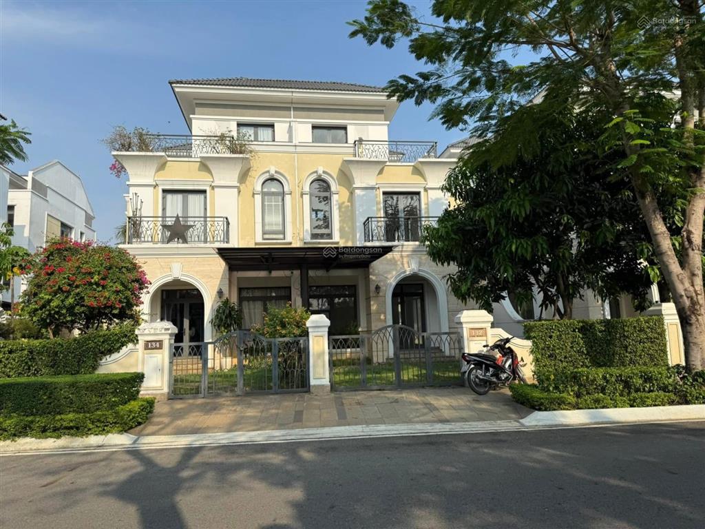 Cần bán gấp 1 cặp căn đập thông classia gồm 1 căn góc và 1 căn liền kề, tổng diện tích 298m2, shr