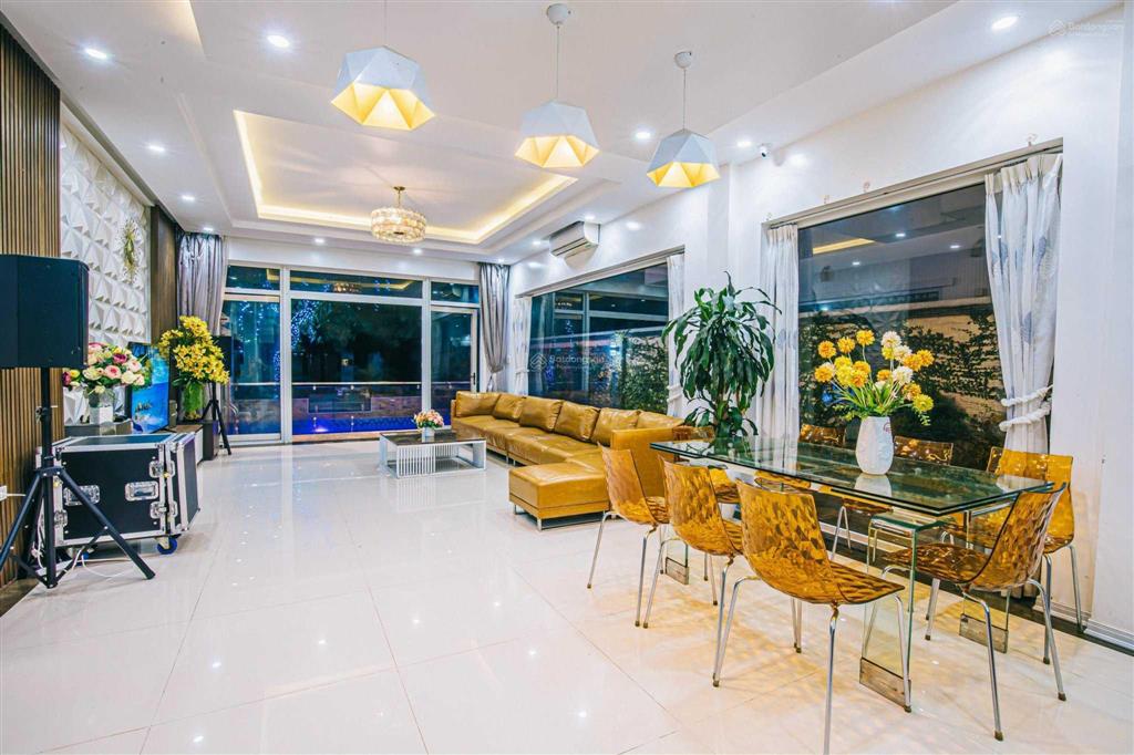 Chính chủ tôi cần bán villa đơn lập, đầy đủ tiện nghi, có bể bơi, kinh doanh ngay