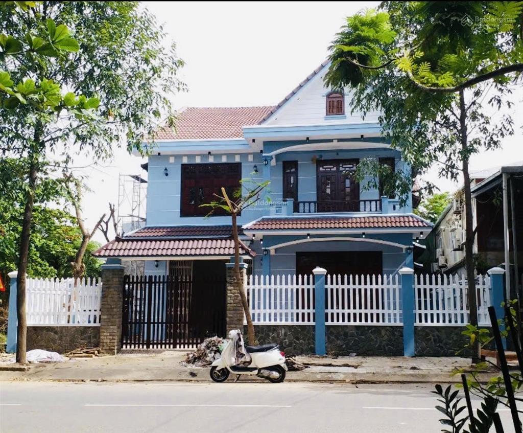 Bán đất tặng nhà 2 tầng đường 10m5 đồng xoài .  diện tích 224m2 ngang 15m
 gi/á 10,9 tỷ