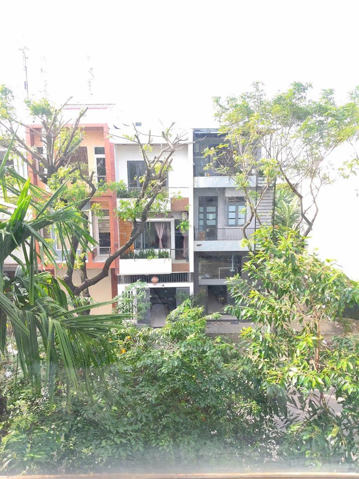 Nhà 3 tầng 3 mê đúc trần nguyên đán. đường 10,5m lề 5m. đang cho cty thuê tháng 12 triệu.