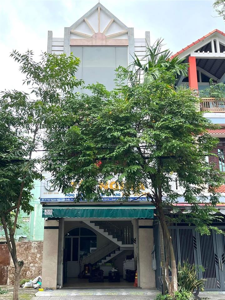 Nhà 3 tầng 3 mê đúc trần nguyên đán. đường 10,5m lề 5m. đang cho cty thuê tháng 12 triệu.