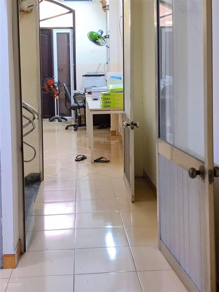 Nhà 3 tầng 3 mê đúc trần nguyên đán. đường 10,5m lề 5m. đang cho cty thuê tháng 12 triệu.