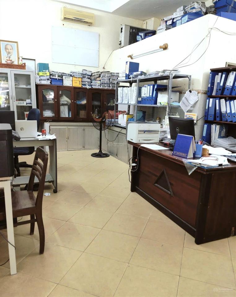 Nhà 3 tầng 3 mê đúc trần nguyên đán. đường 10,5m lề 5m. đang cho cty thuê tháng 12 triệu.