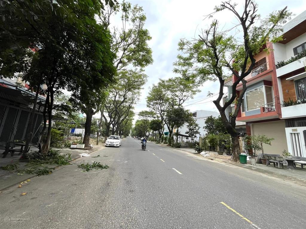 Nhà 3 tầng 3 mê đúc trần nguyên đán. đường 10,5m lề 5m. đang cho cty thuê tháng 12 triệu.