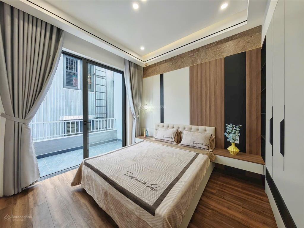 Nhà 3 tầng đường hoa phú 3 . diện tích 80m2 thiết kế 3 tầng full nội thất.
tầng 1 sân oto,