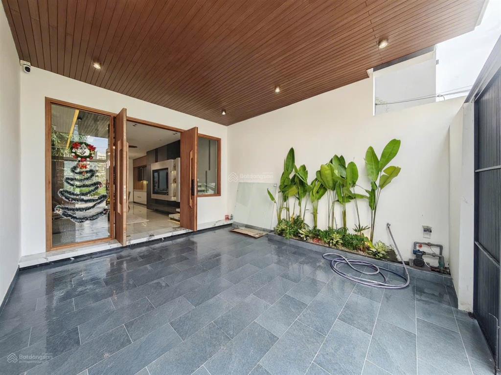 Nhà 3 tầng đường hoa phú 3 . diện tích 80m2 thiết kế 3 tầng full nội thất.
tầng 1 sân oto,