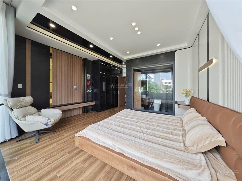 Nhà 3 tầng đường hoa phú 3 . diện tích 80m2 thiết kế 3 tầng full nội thất.
tầng 1 sân oto,