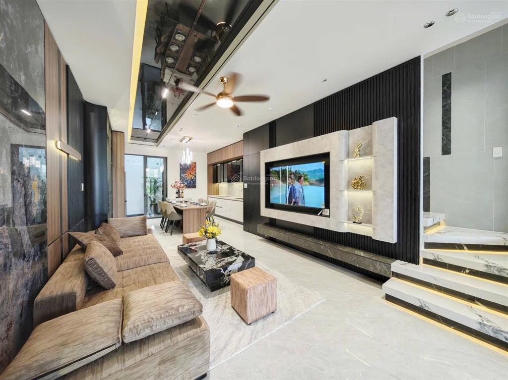 Nhà 3 tầng đường hoa phú 3 . diện tích 80m2 thiết kế 3 tầng full nội thất.
tầng 1 sân oto,