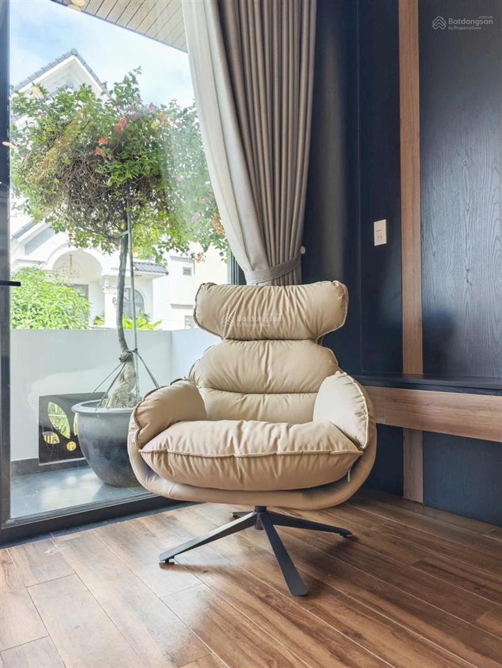 Nhà 3 tầng đường hoa phú 3 . diện tích 80m2 thiết kế 3 tầng full nội thất.
tầng 1 sân oto,