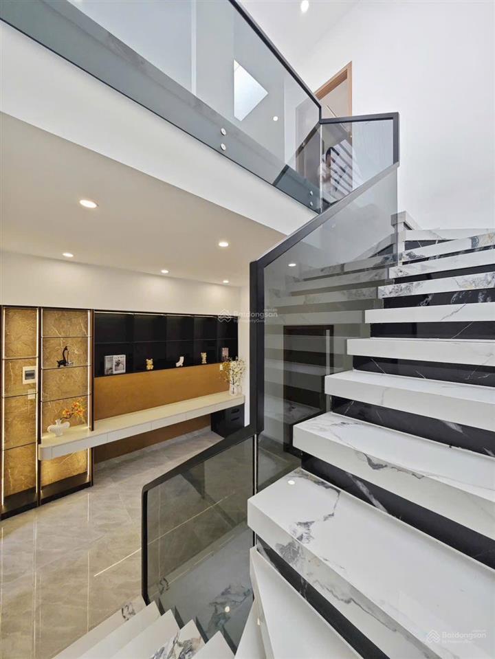 Nhà 3 tầng đường hoa phú 3 . diện tích 80m2 thiết kế 3 tầng full nội thất.
tầng 1 sân oto,