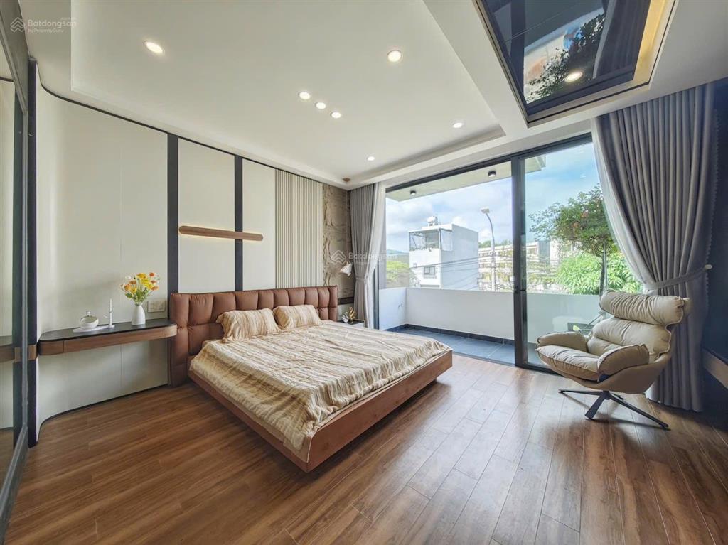 Nhà 3 tầng đường hoa phú 3 . diện tích 80m2 thiết kế 3 tầng full nội thất.
tầng 1 sân oto,