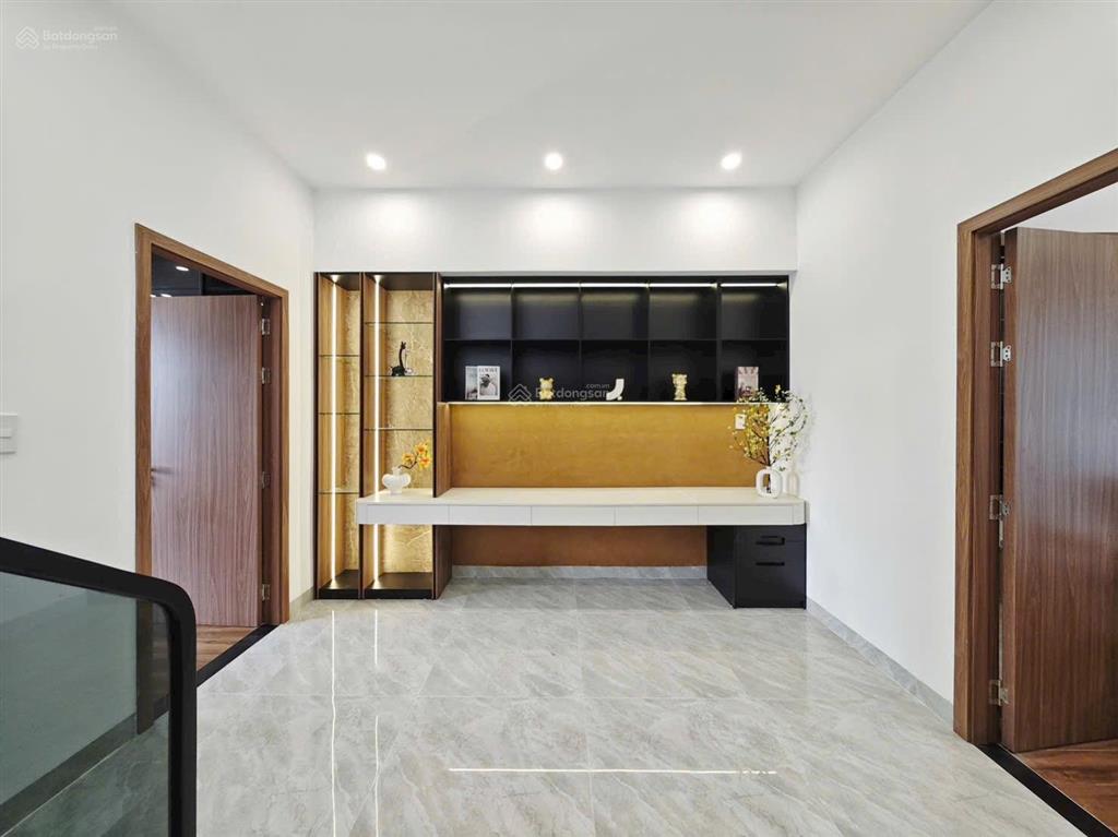 Nhà 3 tầng đường hoa phú 3 . diện tích 80m2 thiết kế 3 tầng full nội thất.
tầng 1 sân oto,