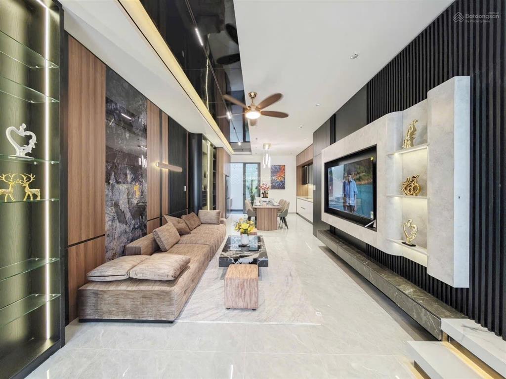 Nhà 3 tầng đường hoa phú 3 . diện tích 80m2 thiết kế 3 tầng full nội thất.
tầng 1 sân oto,